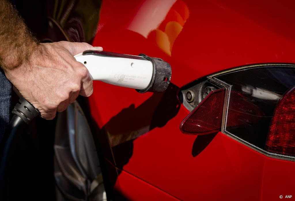 Autofabrikanten: groot tekort aan snelle oplaadpunten 