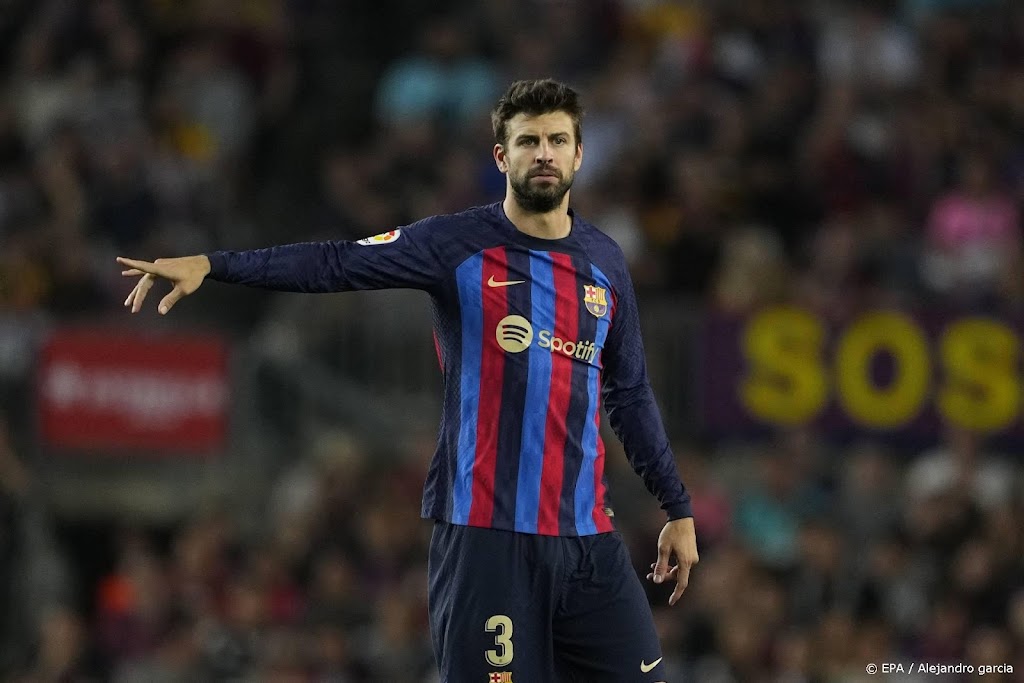 Barcelona-verdediger Piqué stopt abrupt met voetballen