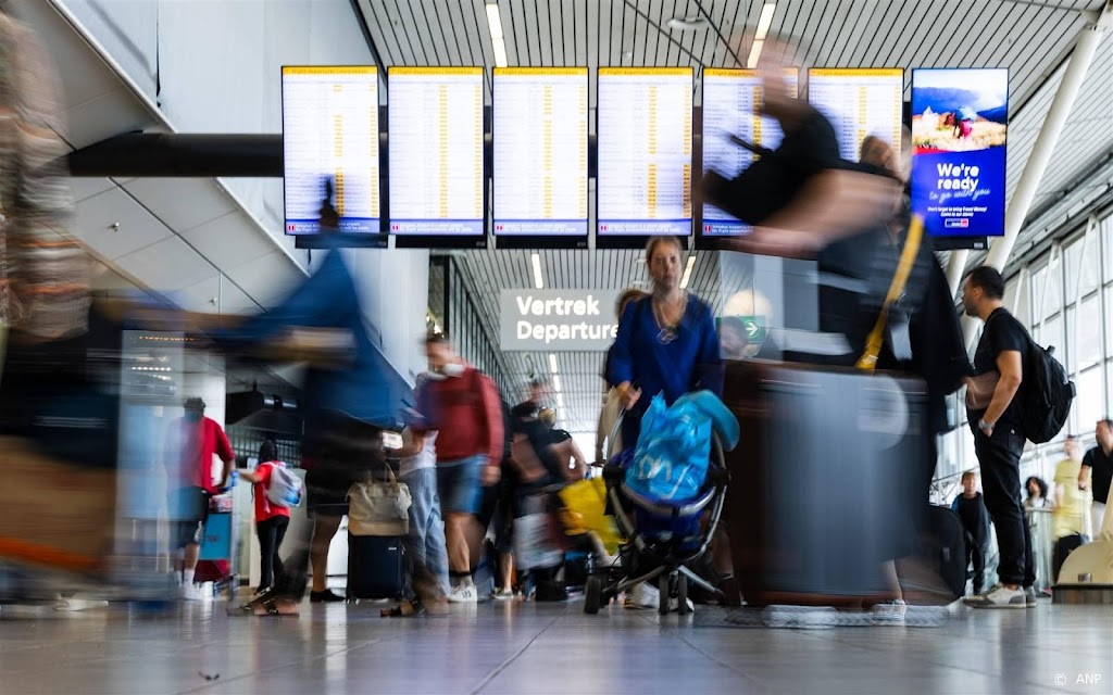 Drukte in vertrekhallen Schiphol door stroomstoring 