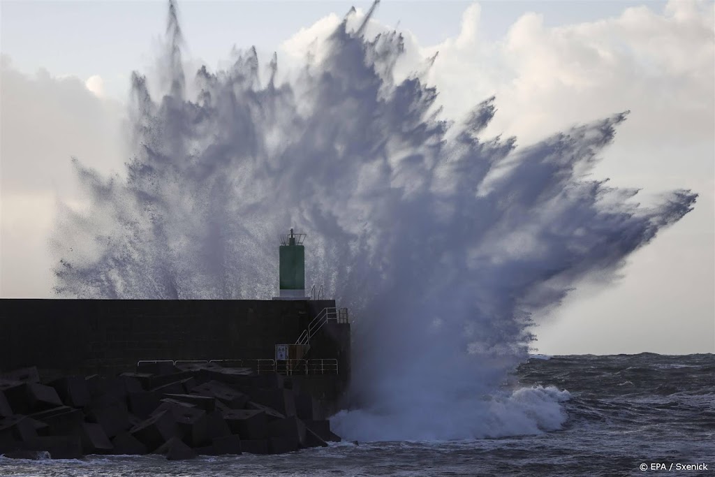Dodental storm Ciarán stijgt, honderdduizenden nog zonder stroom