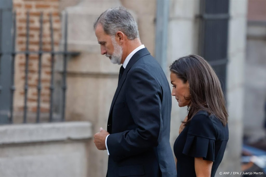 Felipe en Letizia bezoeken door noodweer getroffen regio Valencia