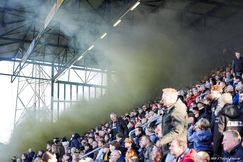 Go Ahead Eagles - PEC Zwolle tijdelijk gestaakt na rookbom
