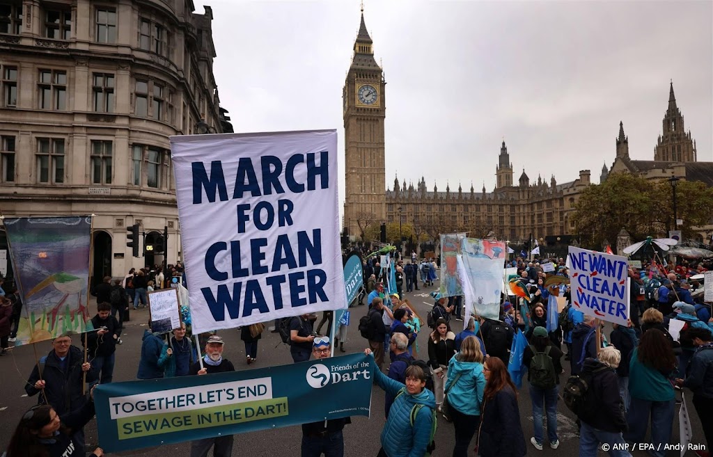 Duizenden mensen demonstreren in Londen voor schoner water