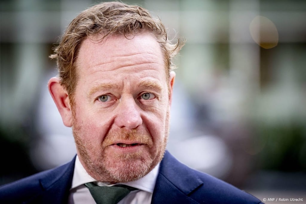 Van Weel gaat uitsluiten hulp aan illegalen beter uitleggen