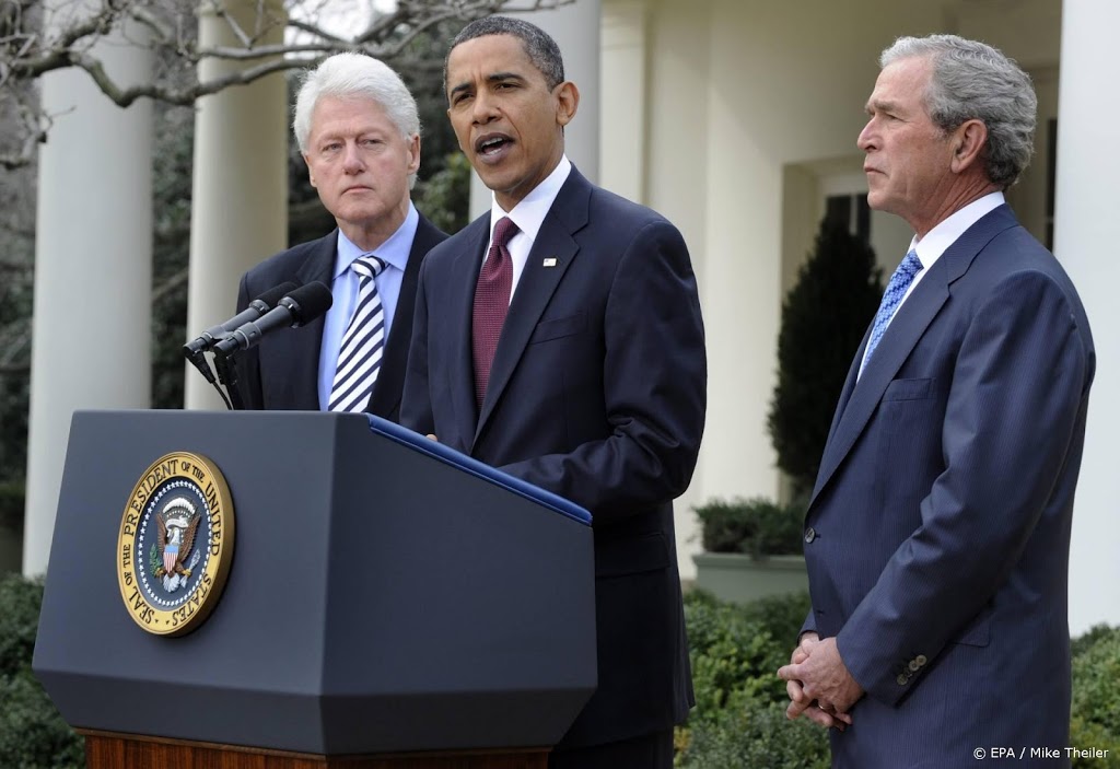 Obama, Bush en Clinton willen zich voor de camera laten inenten