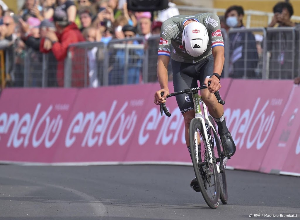 Van der Poel kansloos na val in Boom, Pidcock wint