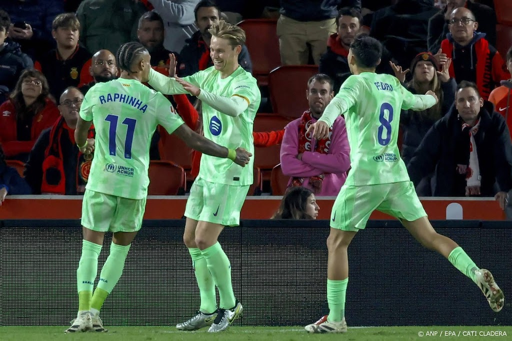 Scorende De Jong draagt als invaller bij aan ruime zege Barcelona