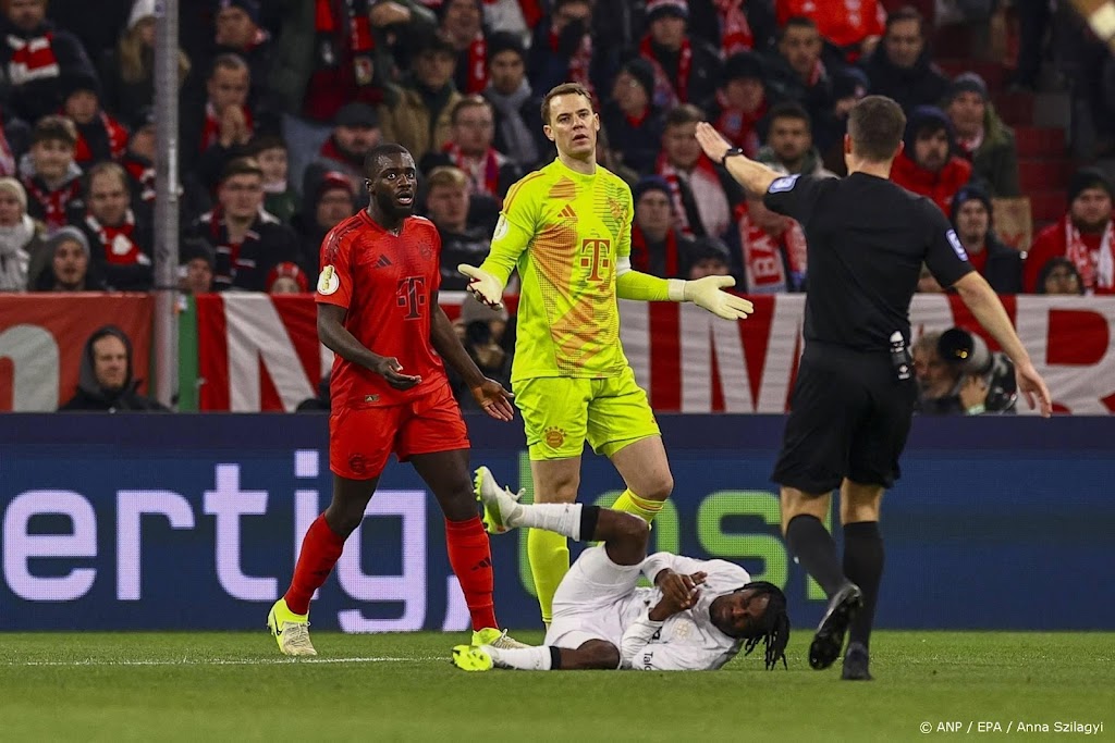 Bayern-doelman Neuer krijgt in 866e wedstrijd eerste rode kaart