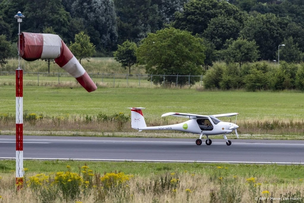 Noodlijdend Limburgs vliegveld presenteert weer nieuwe directeur