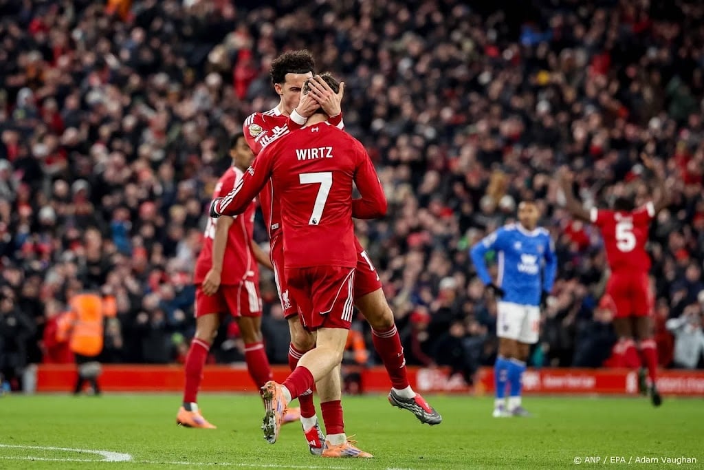 Liverpool voorkomt in slotfase derde thuisnederlaag op rij 