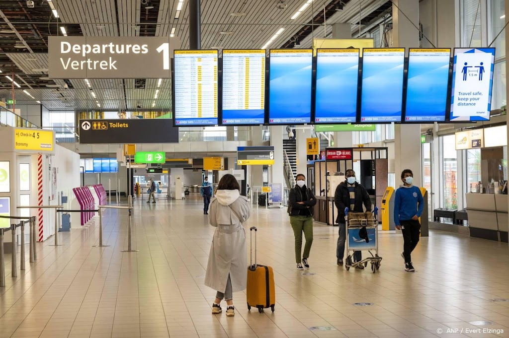 Aantal reizigers via Schiphol blijft ver onder pre-coronaniveau