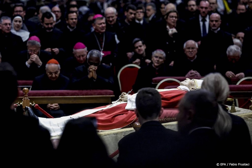 200.000 bezoekers voor opgebaarde emeritus paus Benedictus XVI