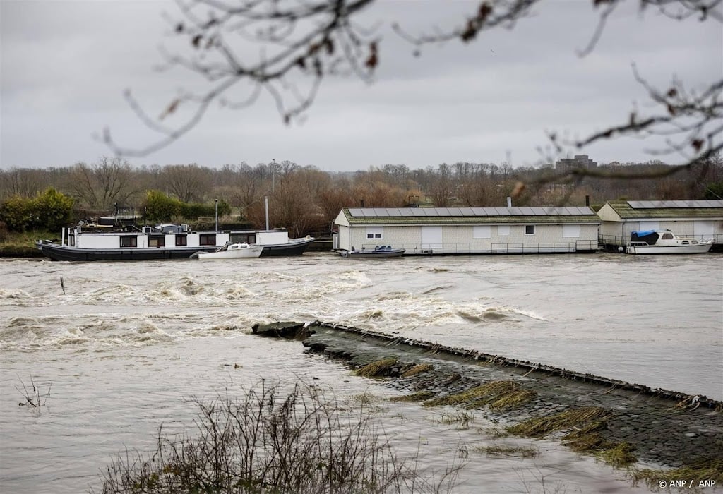 Rijkswaterstaat gaat defecte dam dichten met tonnen aan stenen