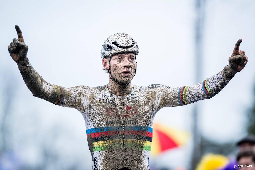 Van der Poel verreweg de sterkste bij Duinencross in Koksijde