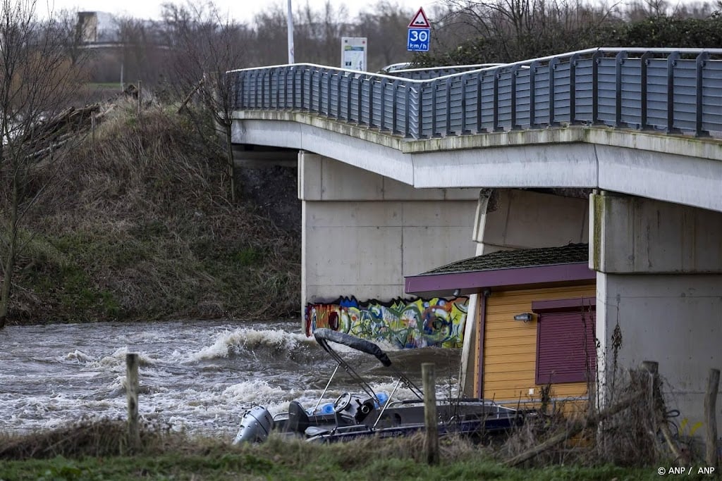 Brug Maastricht lijkt niet in te storten, brandweer vertrekt