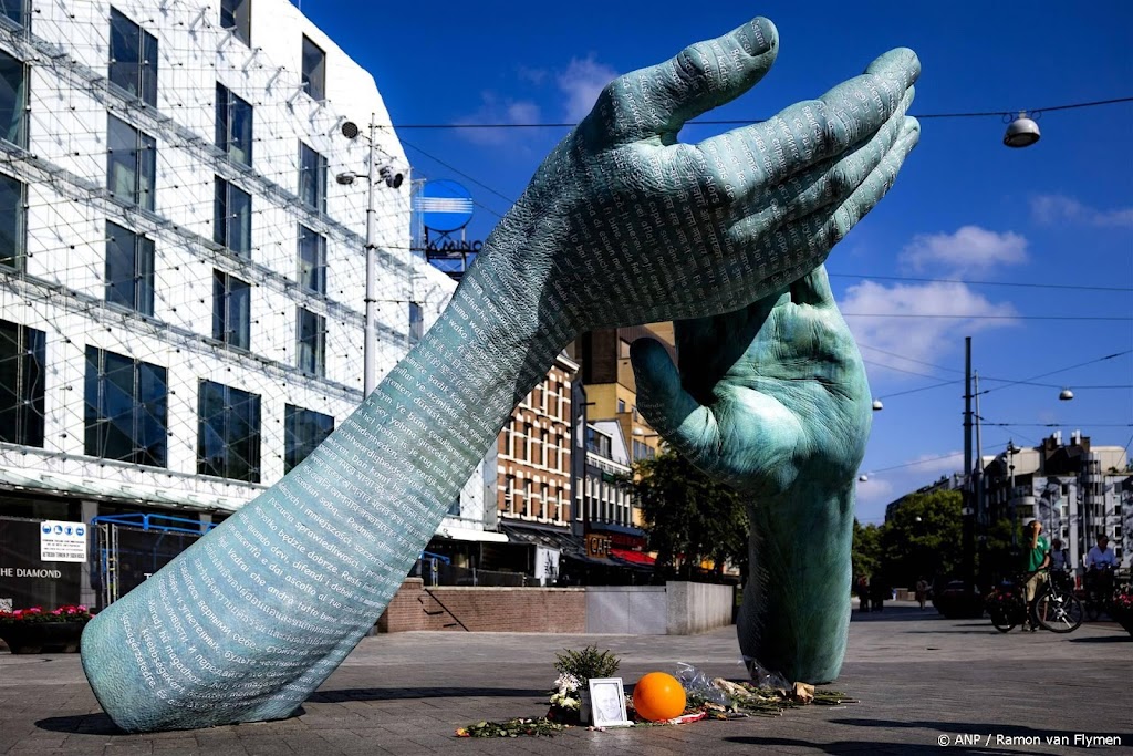 Amsterdam wint Braillepluim voor monument Peter R. de Vries