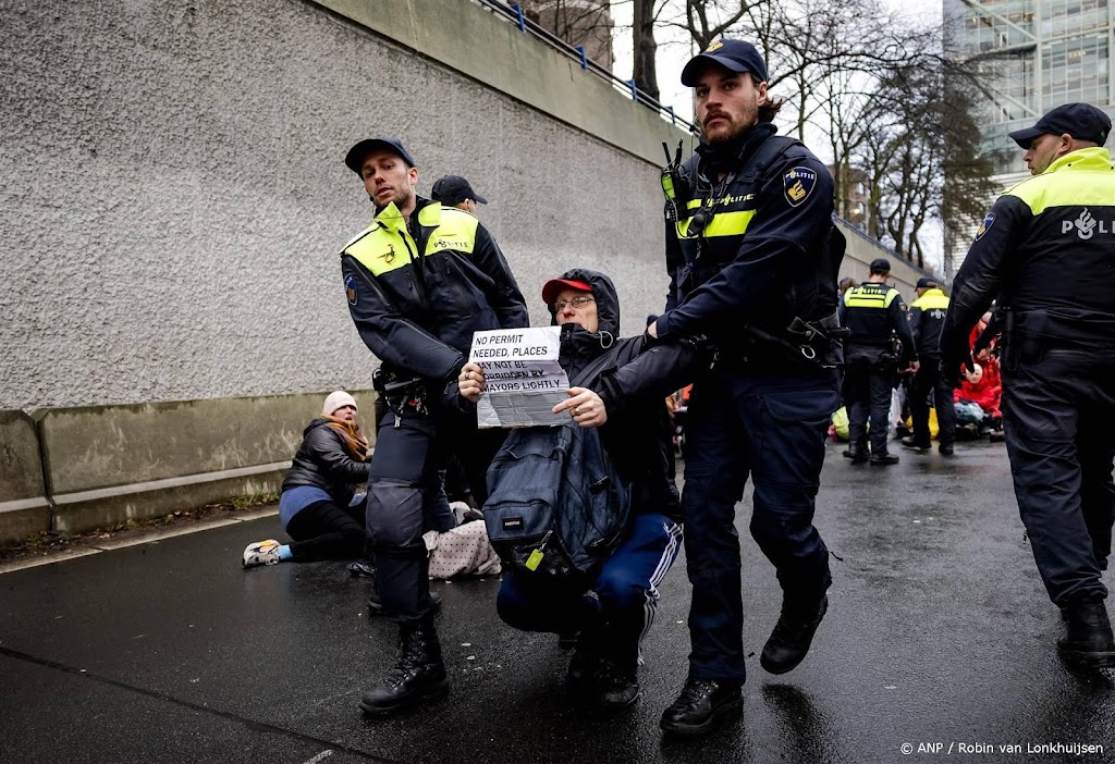 Activisten lopen klimaatmars voorafgaand aan A12-blokkade