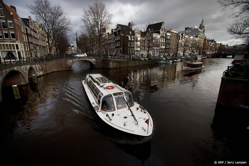 Toeristen halen vrouw uit te water geraakte auto in Amsterdam 