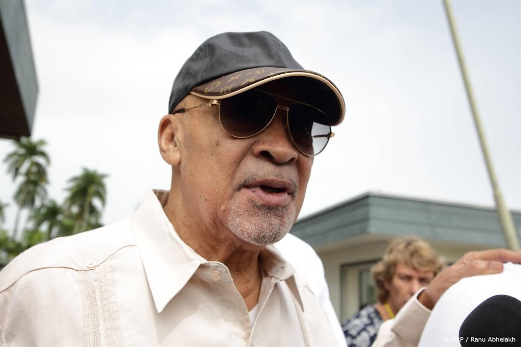 Bouterse opgebaard in militair tenue, rouwstoet vertrekt