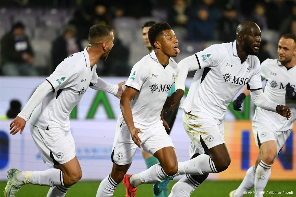 Neres leidt Napoli met fraaie openingstreffer naar koppositie 