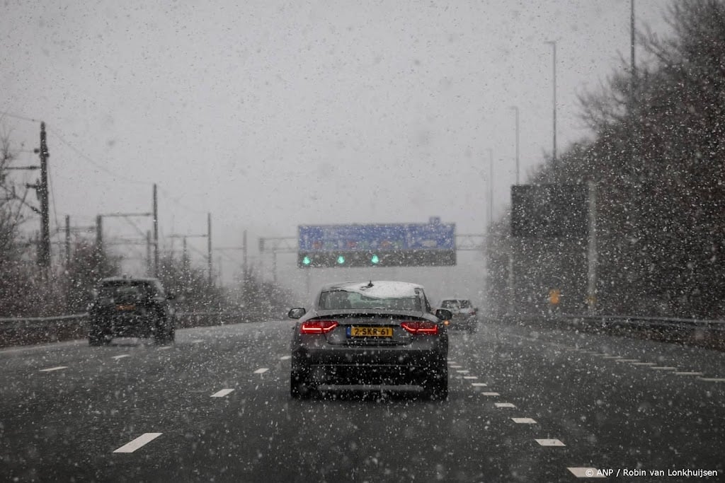 Rijkswaterstaat waarschuwt: maandagochtend druk en glad op wegen