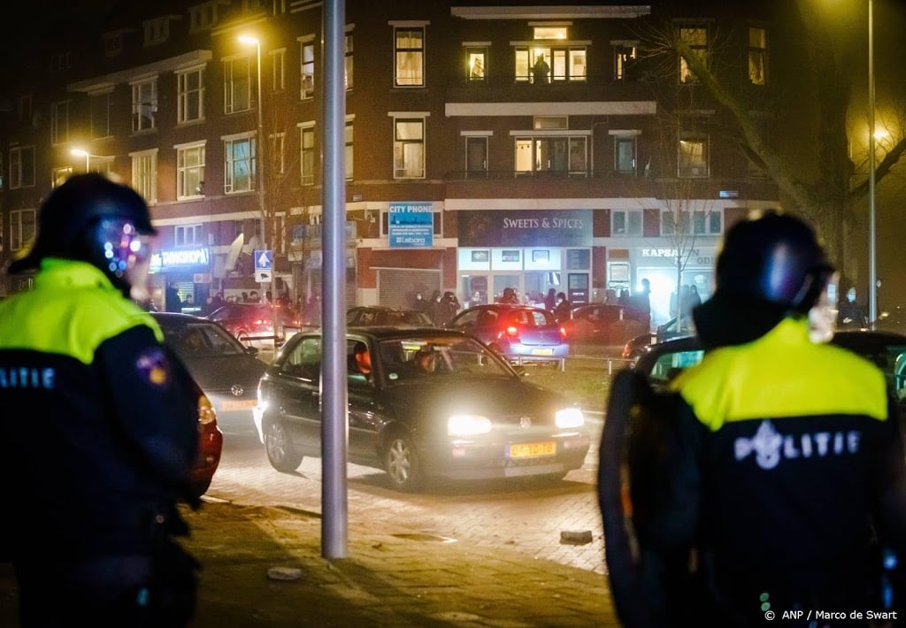 Politie deelt beelden van relschoppers Rotterdam