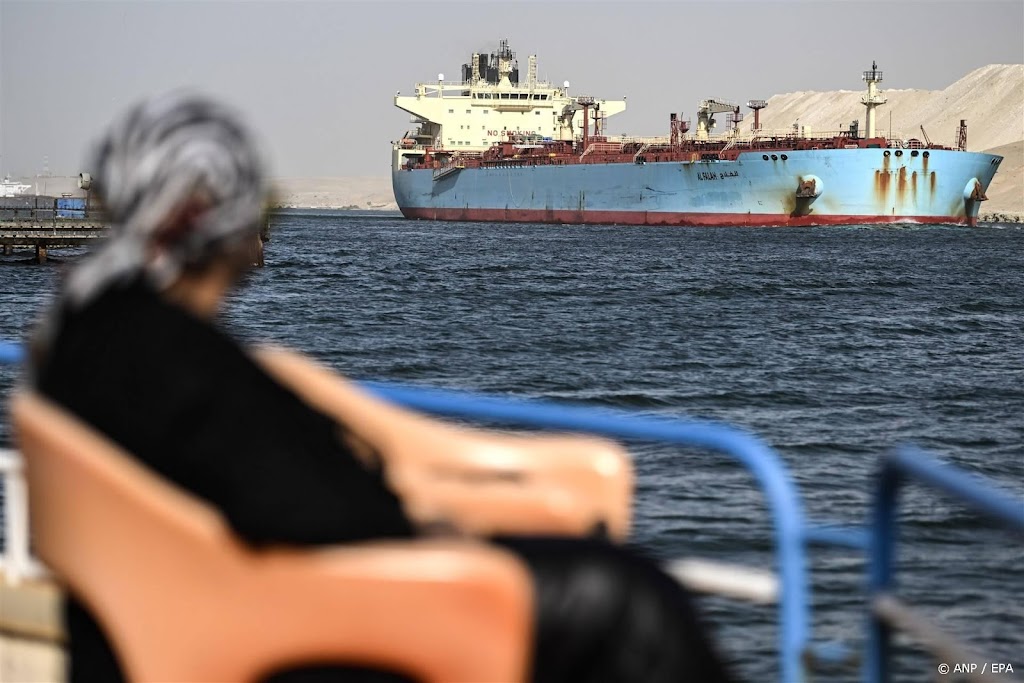 Omzet Suezkanaal gehalveerd in januari, zegt kanaalautoriteit