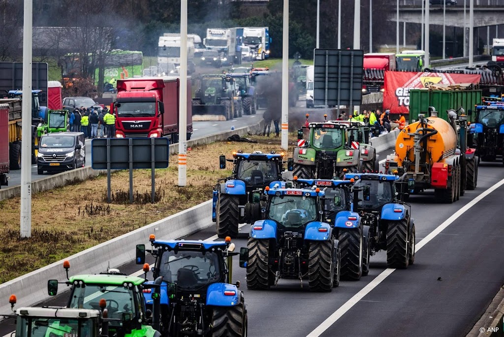 Boeren de weg op vanaf McDonald's in Winschoten