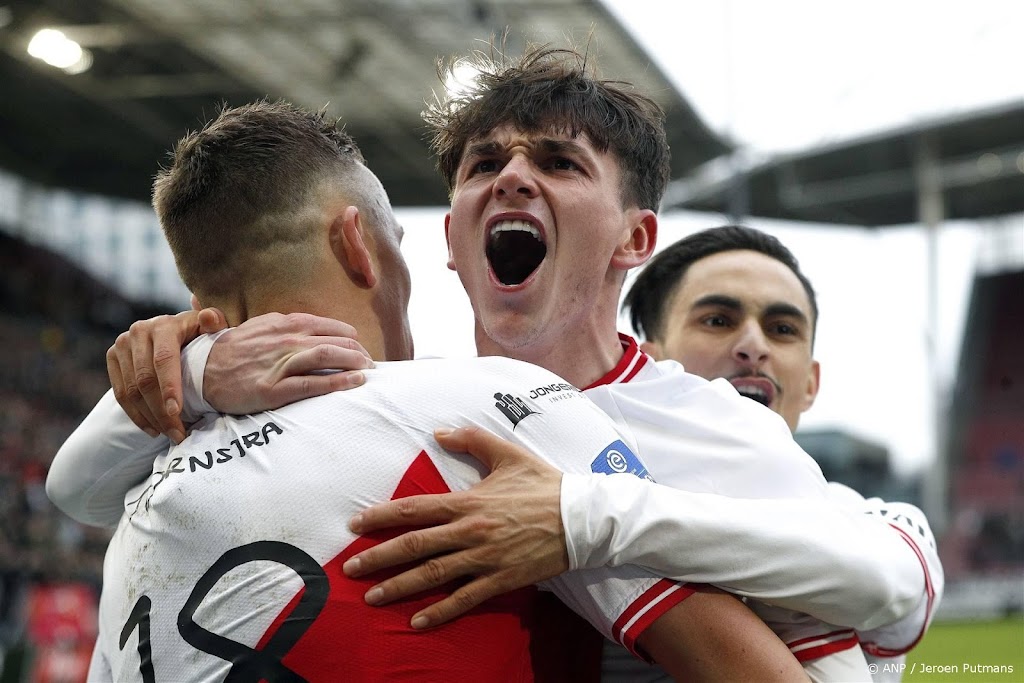 FC Utrecht stijgt naar elfde plek dankzij hattrick Booth