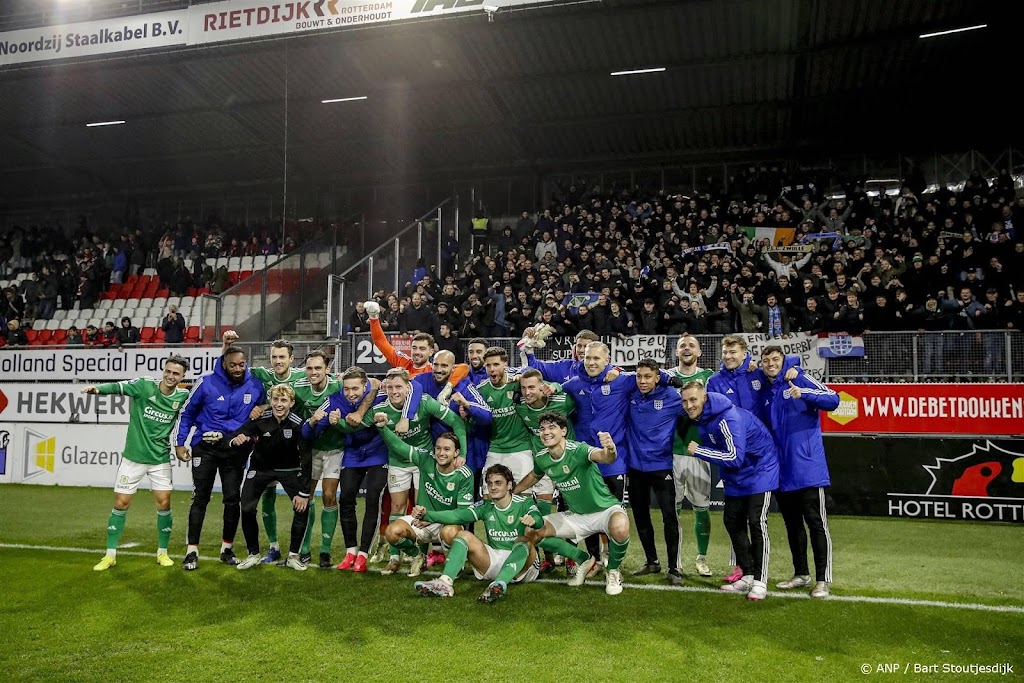 PEC Zwolle achterhaalt Sparta dankzij zege in Rotterdam  