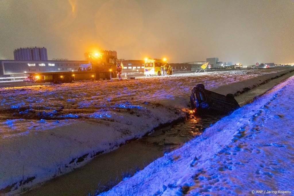 Extreem op wegen in noorden land door weer, 'regent ongelukken'