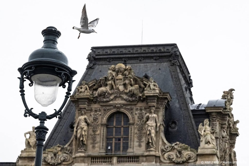 Kroon van Louvre-inbraak wordt gerestaureerd