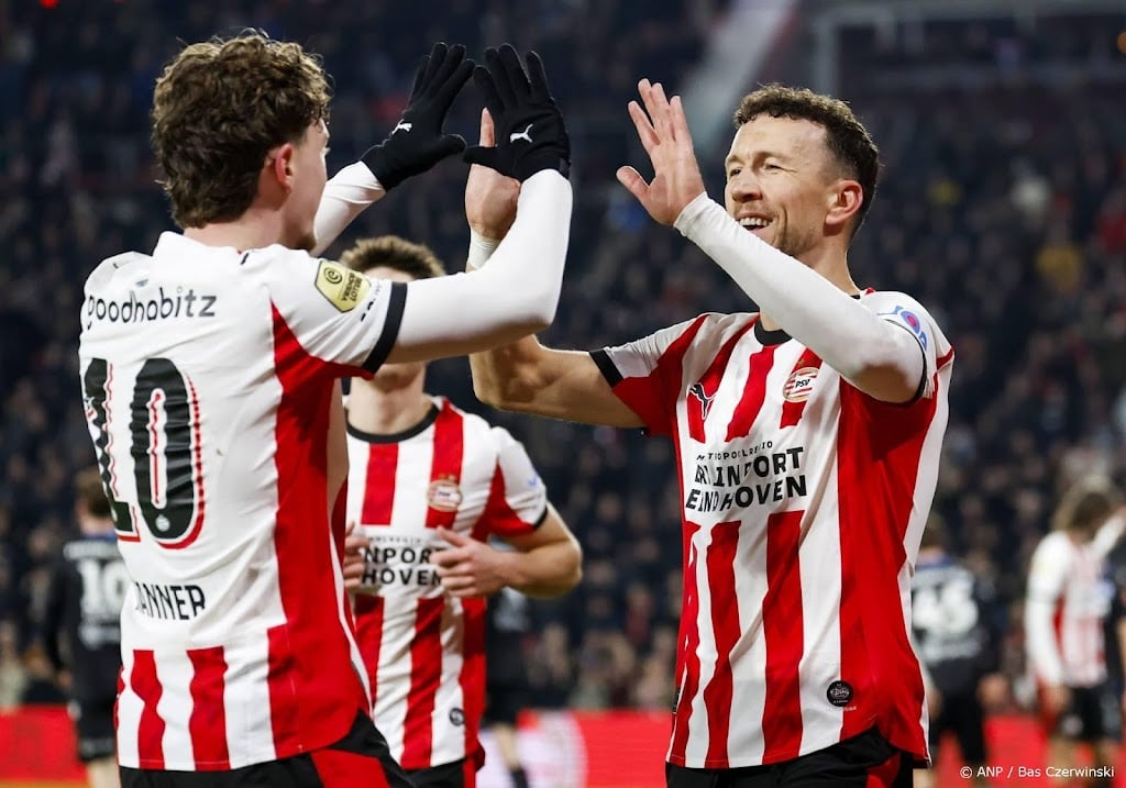 PSV na eenvoudige zege op Heerenveen in halve finale beker 