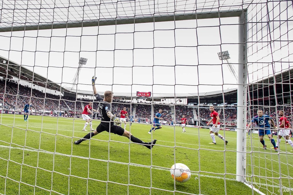 AZ - Feyenoord en Utrecht - Ajax in april ingehaald