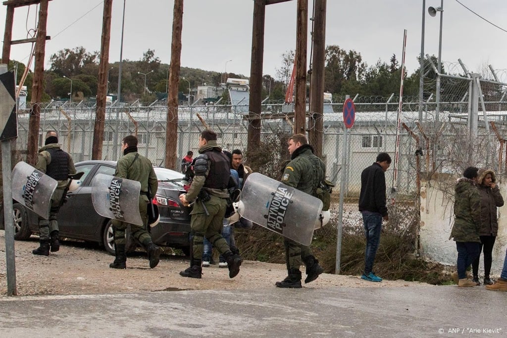 Griekse marine haalt honderden migranten van Lesbos