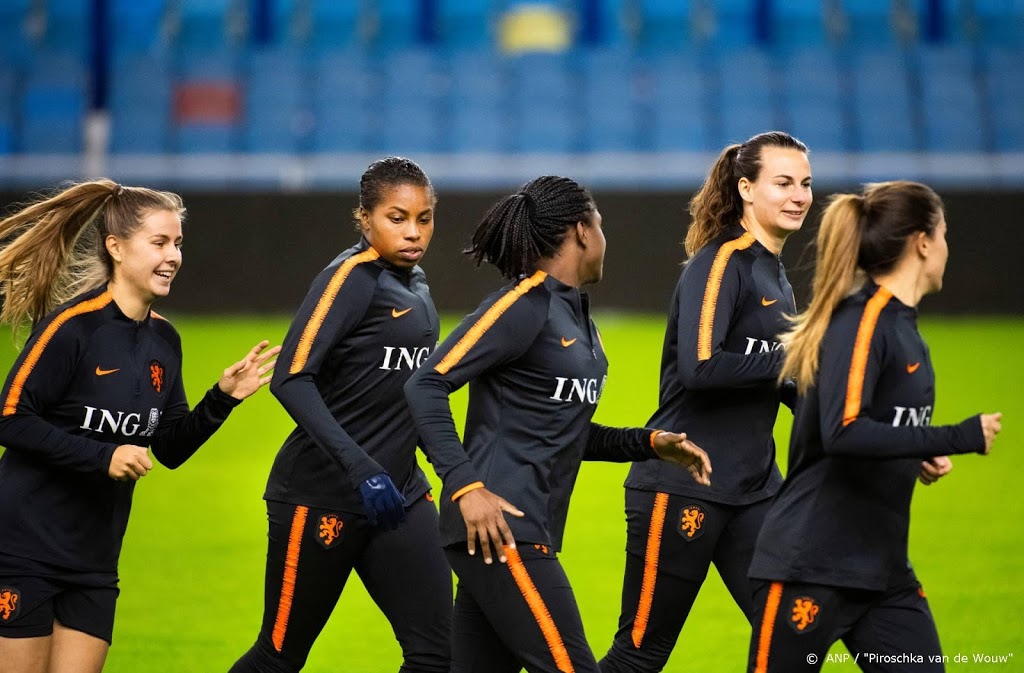 Voetbalsters schudden geen handen bij Tournoi de France