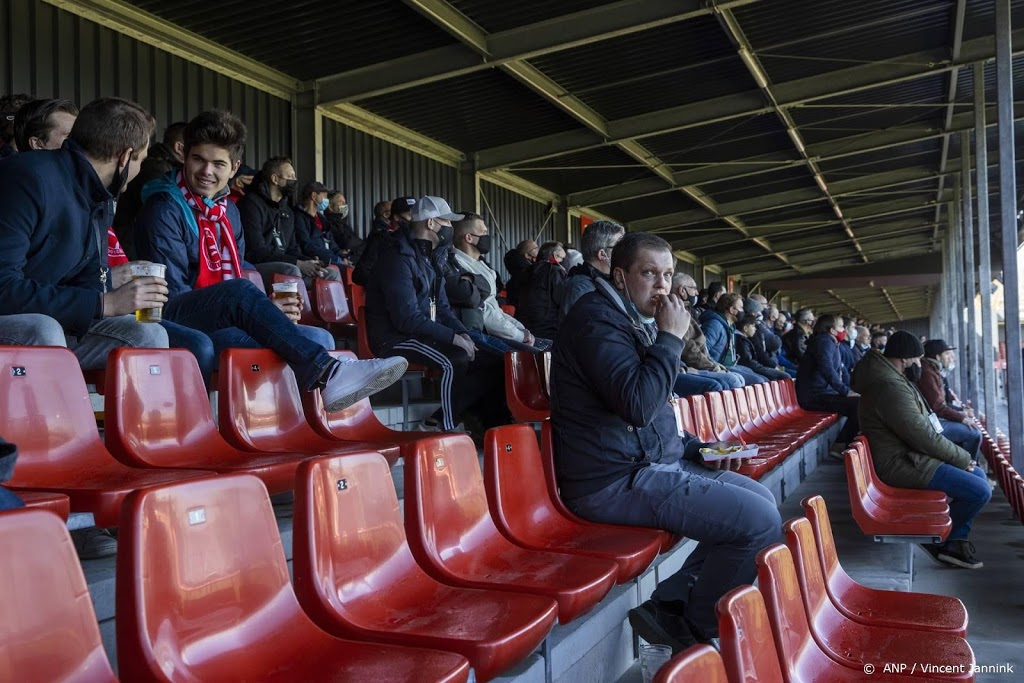 Almere City FC roept toeschouwers op zich te laten testen