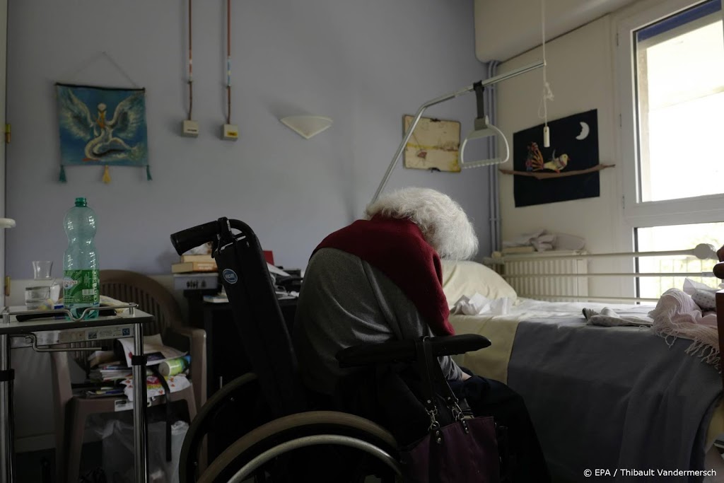 Frankrijk schrapt corona-advies om ouderen binnen te houden