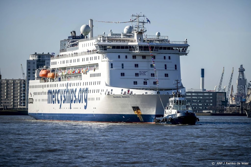 Prinses Anne bezoekt ziekenhuisschip in Rotterdam