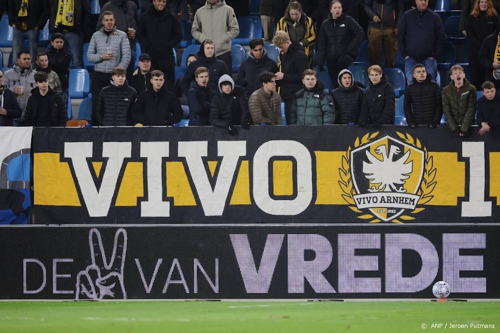 Vitesse voetbalt voor vrede maar laat woord oorlog niet vallen