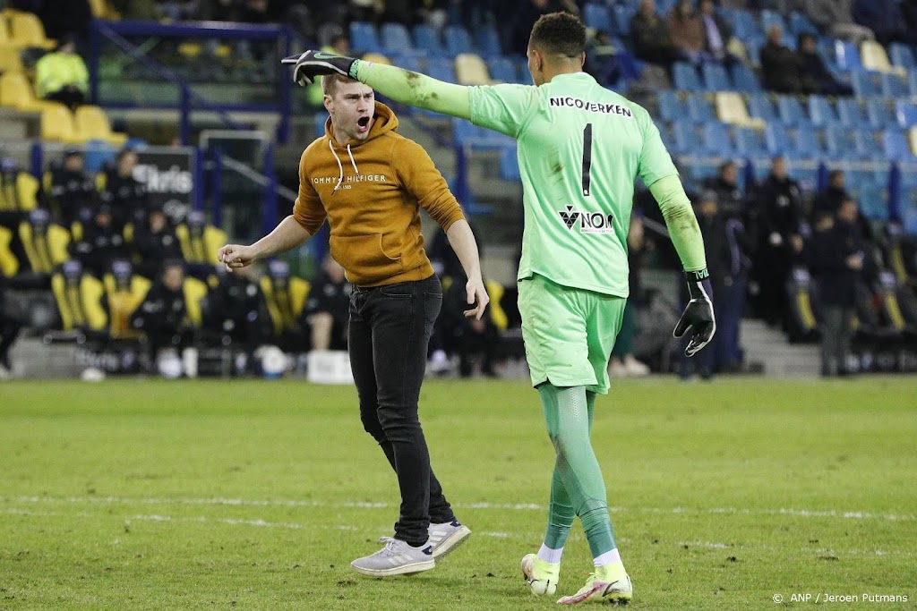 Arbiter staakt Vitesse - Sparta definitief in blessuretijd       