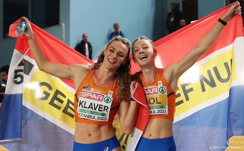 Bol en Klaver lopen ereronde in Istanbul met vlag voor Giro555