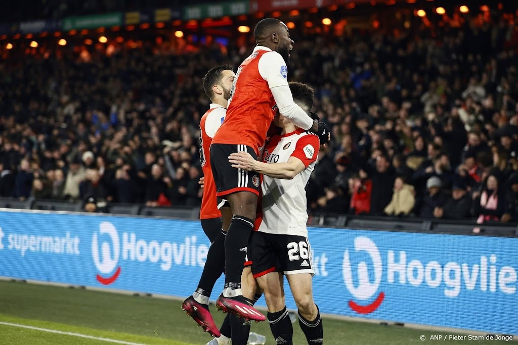 Feyenoord met man meer pas laat voorbij FC Groningen