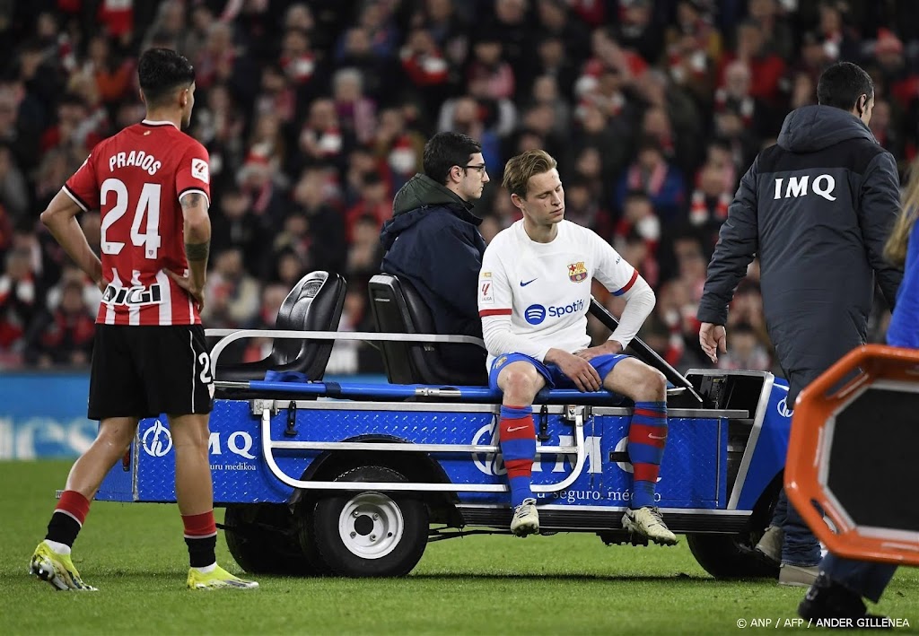Blessure De Jong ziet er volgens Xavi niet goed uit