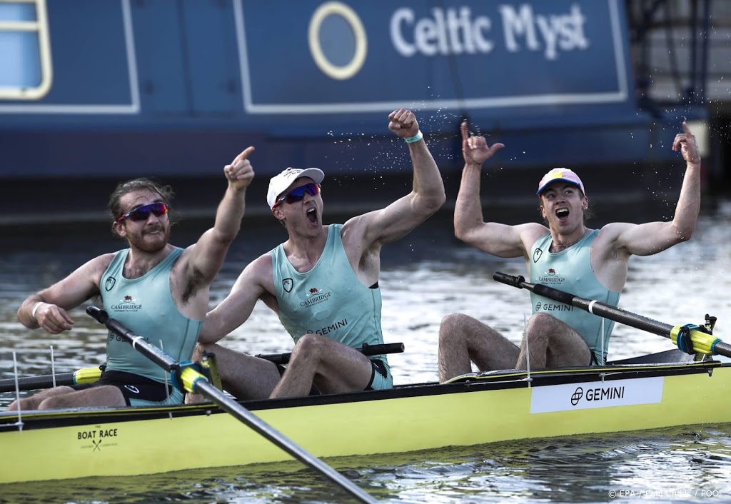 Roeiteams Cambridge pakken 'dubbel' in Boat Race
