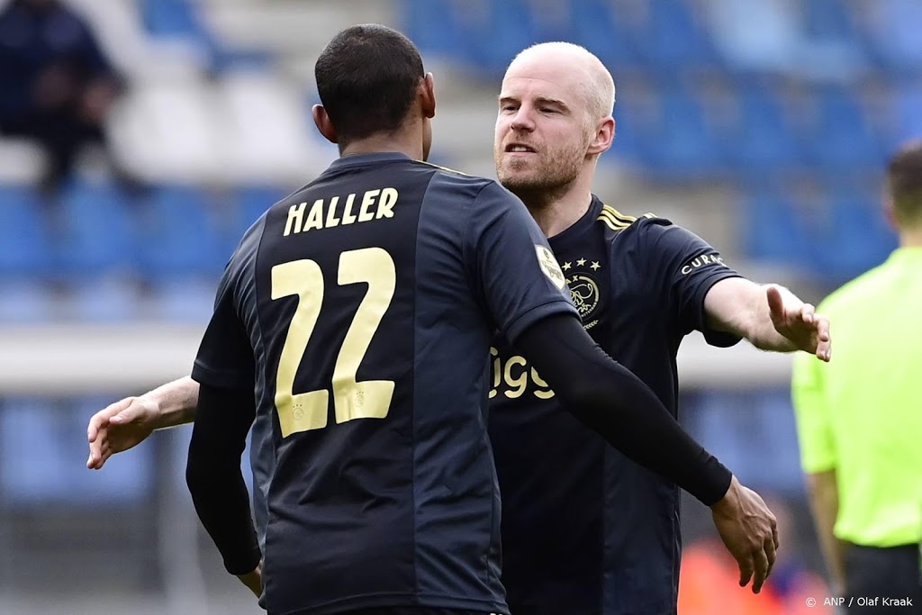 Koploper Ajax wint ook het uitduel met sc Heerenveen