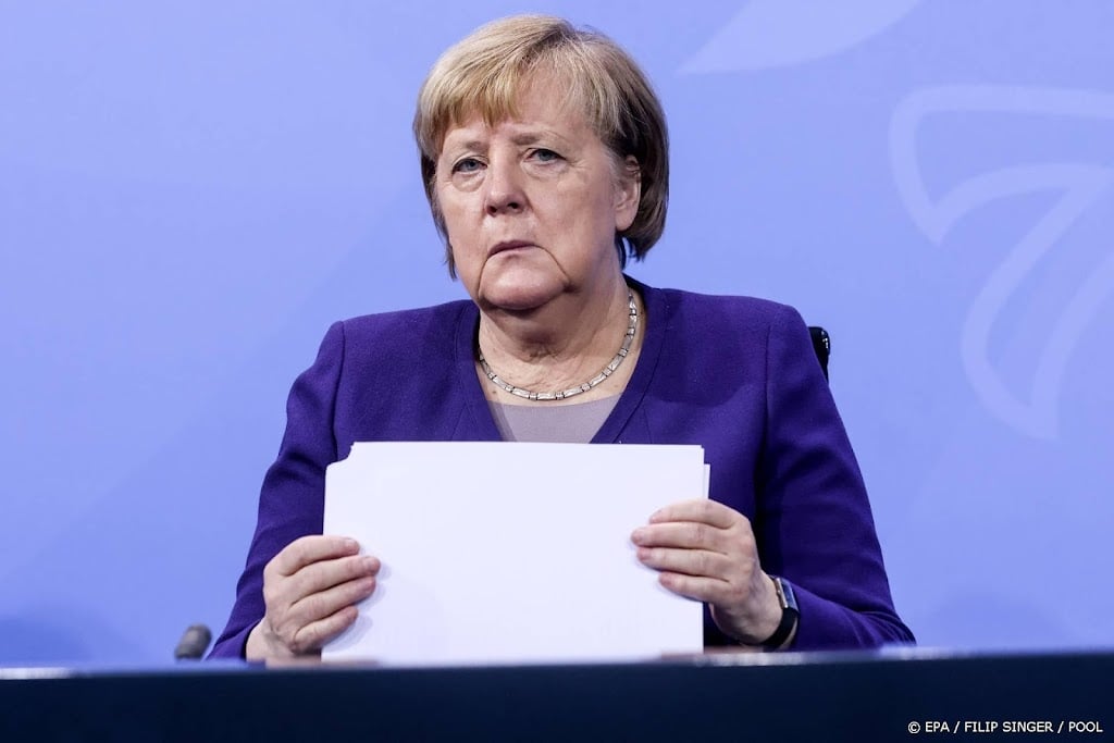 Duitse ex-leider Merkel verdedigt zich tegen spervuur aan kritiek