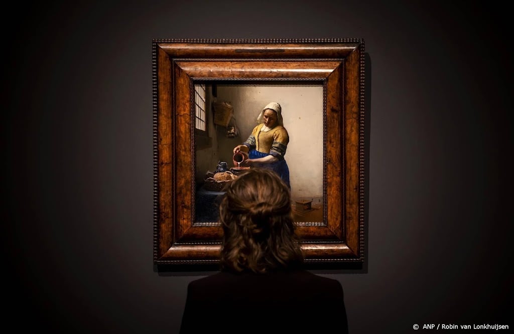 Duizend belangstellenden voor Vermeers meisje in Hermitage-gebouw