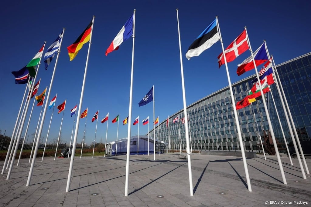 Vlag van nieuweling Finland gaat in top op hoofdkwartier NAVO