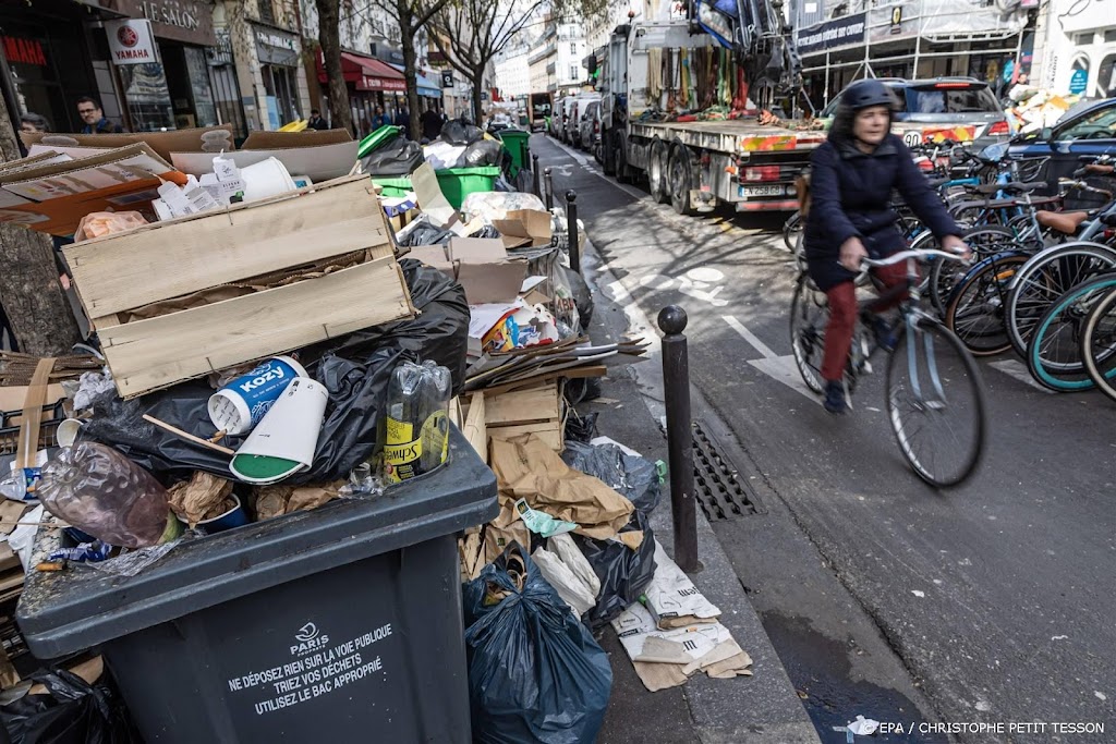 Vuilnisophalers Parijs gaan weer staken tegen pensioenplannen